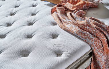 Yatak yüzeyi. Kapalı stil. Örtülü yüz..