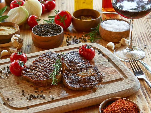 Grill Vlees Snijplank Tomaat Kruiden Achtergrond Heerlijk Eten — Stockfoto
