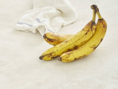 Muzlar gri beton masanın üzerinde, yakın plan, beyaz ve mavi peçete arka plan.