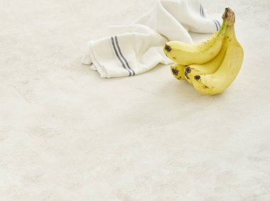 Muzlar gri beton masanın üzerinde, yakın plan, beyaz ve mavi peçete arka plan.
