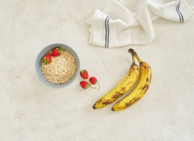 Muzlar elma ve granola fincanda, gri arka plan manzaralı..