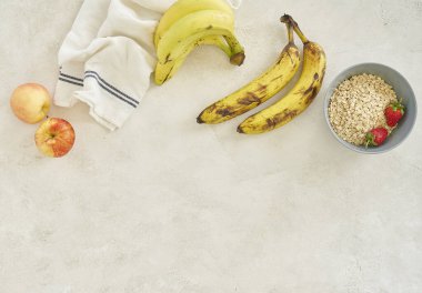 Muzlar elma ve granola fincanda, gri arka plan manzaralı..