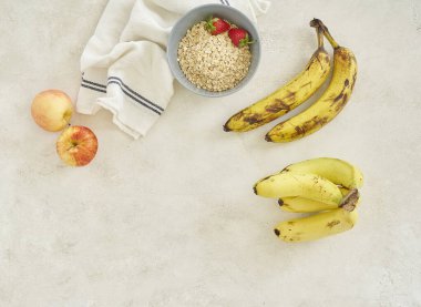 Muzlar elma ve granola fincanda, gri arka plan manzaralı..