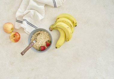 Muzlar elma ve granola fincanda, gri arka plan manzaralı..