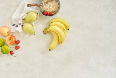 Muzlar elma ve granola fincanda, gri arka plan manzaralı..