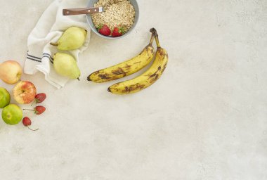 Muzlar elma ve granola fincanda, gri arka plan manzaralı..