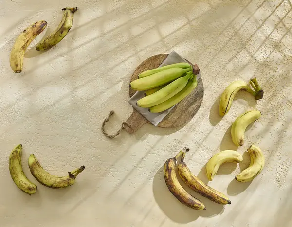 Plátano Está Mesa Madera Estilo Vida Saludable Amarillo Verde —  Fotos de Stock