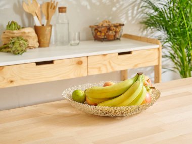 Muz ve sepette çeşitli meyveler, dekoratif ahşap mutfak iç kısmı..