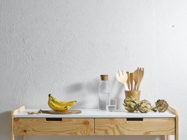 Sarı muz mutfak tarzı, ahşap masa, su kesme tahtası. Tahta çatal ve kaşık.