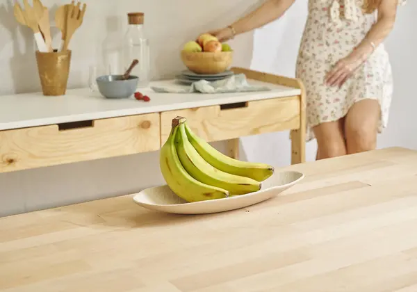 Banana Mesa Madeira Estilo Fundo Cozinha Fundo Mulher — Fotografia de Stock