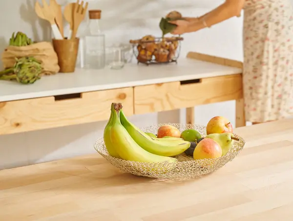 Plátano Varias Frutas Cesta Decorativo Interior Cocina Madera Fondo Mujer — Foto de Stock