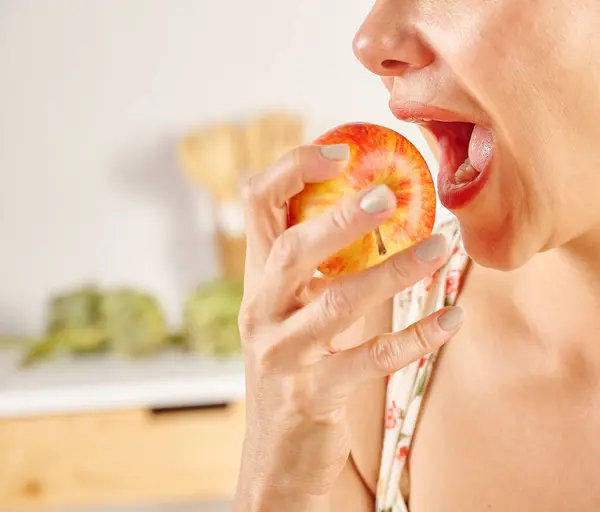 Mulher Comendo Maçã Close Boca Mão Cozinha Estilo Fundo — Fotografia de Stock