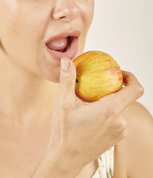 Kobieta Jabłka Zbliżenie Usta Dłonie Styl Tła Kuchni — Zdjęcie stockowe