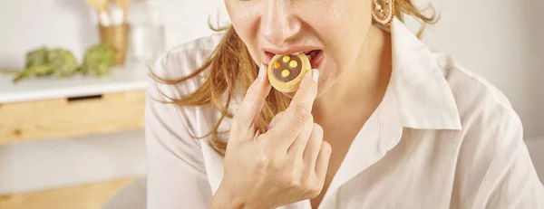 Mulher Comendo Biscoito Close Boca Mão Cozinha Estilo Fundo — Fotografia de Stock