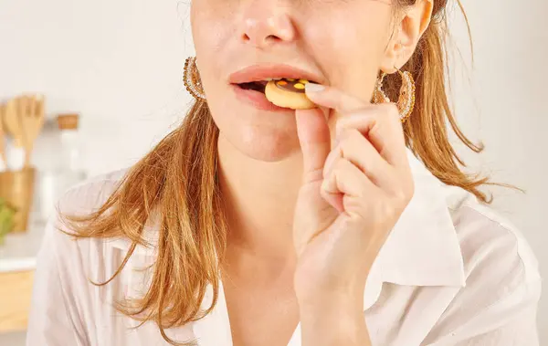 Mulher Comendo Biscoito Close Boca Mão Cozinha Estilo Fundo — Fotografia de Stock