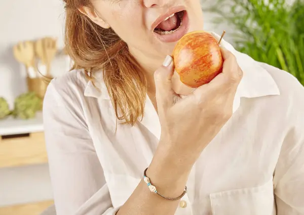 Mulher Comendo Maçã Close Boca Mão Cozinha Estilo Fundo — Fotografia de Stock