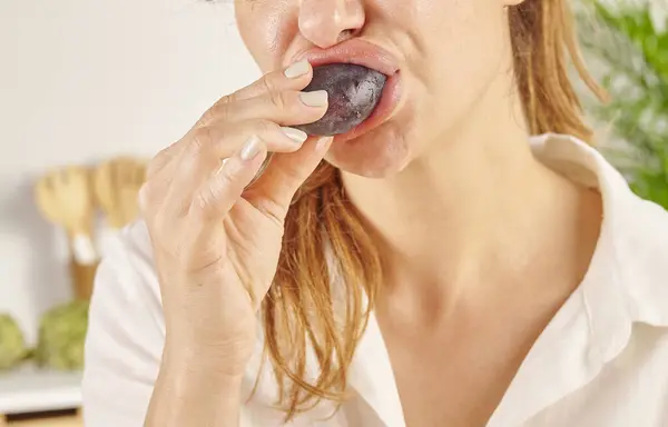 Mujer Comiendo Ciruela Primer Plano Boca Mano Estilo Fondo Cocina —  Fotos de Stock