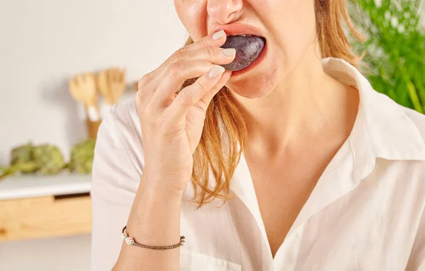 Mujer Comiendo Ciruela Primer Plano Boca Mano Estilo Fondo Cocina —  Fotos de Stock
