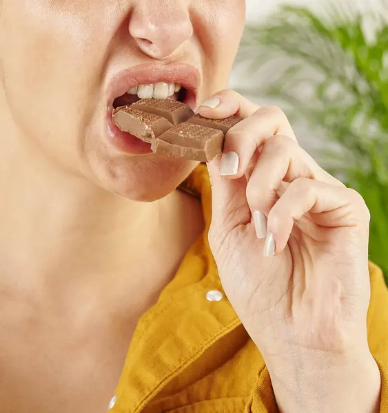 Vrouw Die Chocolade Eet Close Hand Mond — Stockfoto