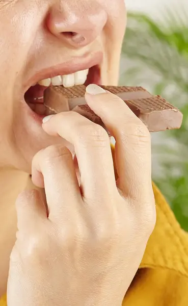 Жінка Їсть Шоколад Крупним Планом Рука Рот — стокове фото