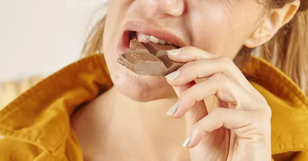 Mujer Comiendo Chocolate Primer Plano Mano Boca —  Fotos de Stock