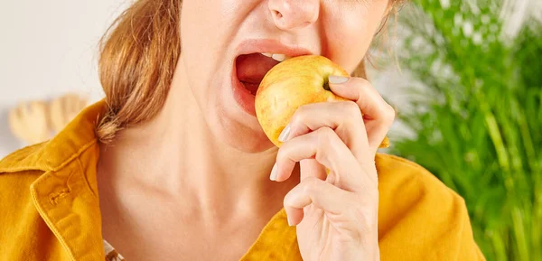 Kvinna Äter Äpple Närbild Hand Och Mun — Stockfoto