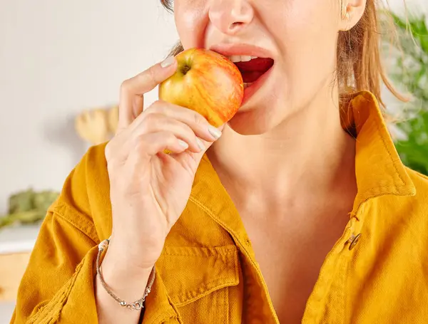 Kobieta Jabłko Zbliżenie Dłoń Usta — Zdjęcie stockowe