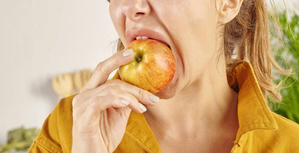 Wanita Makan Apel Close Tangan Dan Mulut — Stok Foto