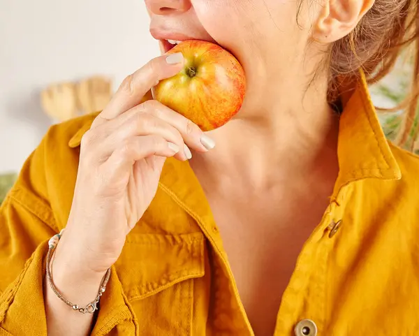 Mulher Comendo Maçã Close Mão Boca — Fotografia de Stock