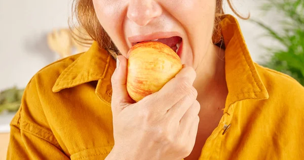 Femme Mangeant Des Pommes Gros Plan Main Bouche — Photo