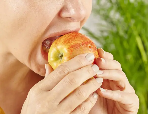 Kobieta Jabłko Zbliżenie Dłoń Usta — Zdjęcie stockowe
