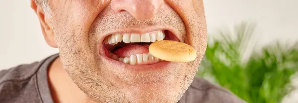Homem Comendo Biscoito Close Mão Boca Fundo Cozinha — Fotografia de Stock