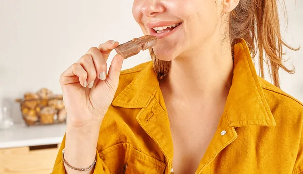 Женщина Ест Шоколад Крупным Планом Руку Рот — стоковое фото