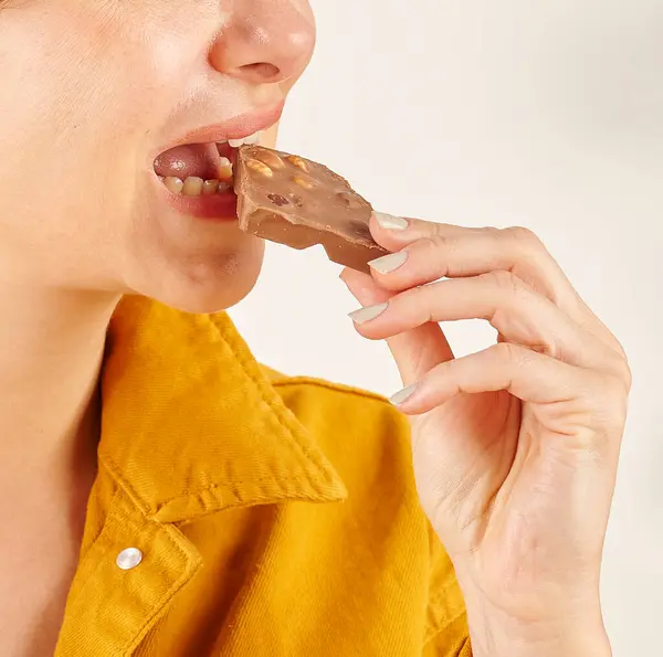 Mulher Comendo Chocolate Close Mão Boca — Fotografia de Stock