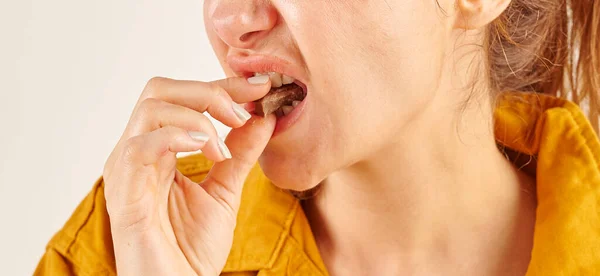 Kvinna Äter Choklad Närbild Hand Och Mun — Stockfoto