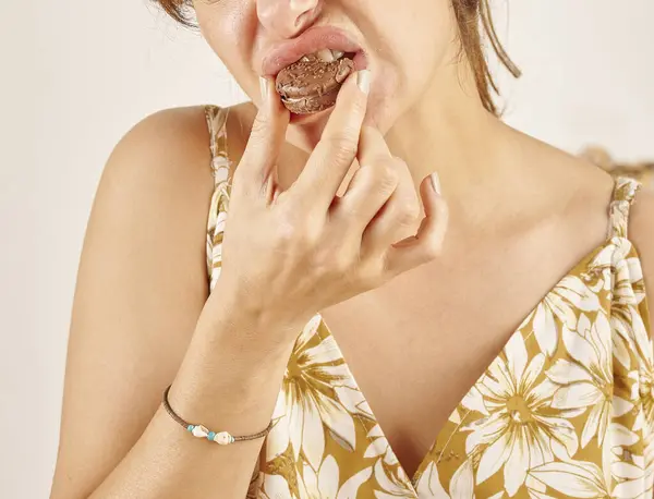 Mulher Comendo Biscoito Close Mão Boca — Fotografia de Stock