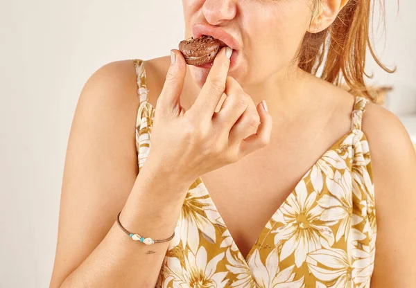 Mulher Comendo Biscoito Close Mão Boca — Fotografia de Stock