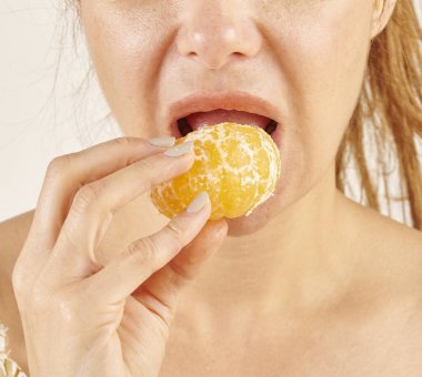 Mandalina yiyen kadın, yakın plan, el ve ağız..