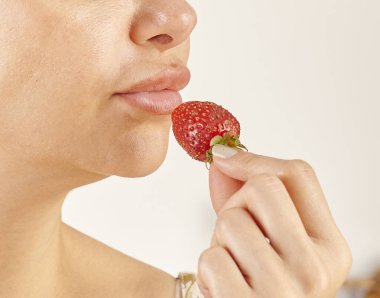 Çilek yiyen kadın, yakın plan, el ve ağız..