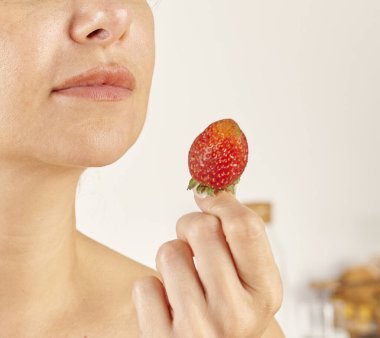 Çilek yiyen kadın, yakın plan, el ve ağız..