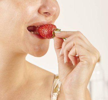 Çilek yiyen kadın, yakın plan, el ve ağız..