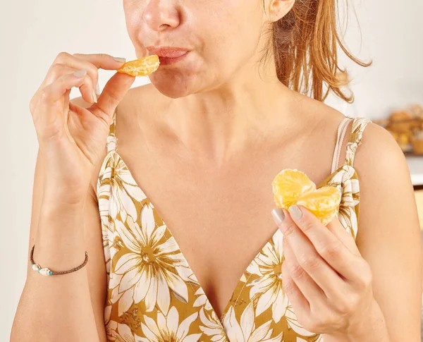 Mulher Comendo Mandarim Close Mão Boca — Fotografia de Stock