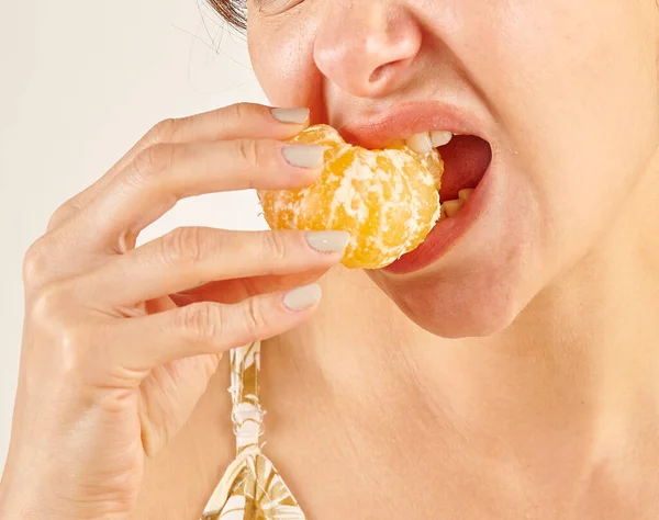 Mulher Comendo Mandarim Close Mão Boca — Fotografia de Stock