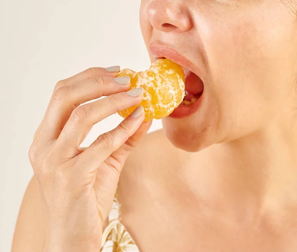 Mujer Comiendo Mandarina Primer Plano Mano Boca —  Fotos de Stock