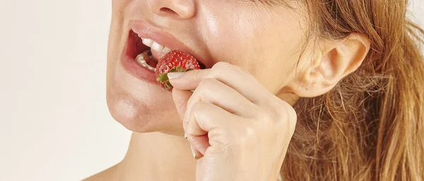Mulher Comendo Morango Close Mão Boca — Fotografia de Stock
