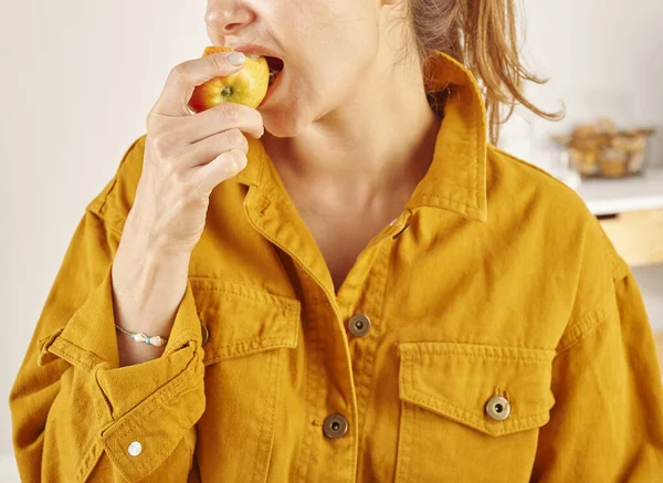 Mulher Comendo Maçã Close Mão Boca Fundo Cozinha — Fotografia de Stock