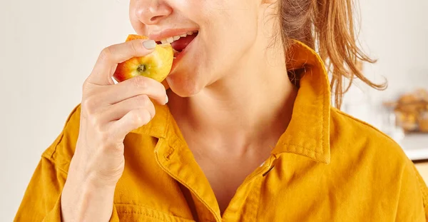 Mujer Comiendo Manzana Primer Plano Mano Boca Fondo Cocina —  Fotos de Stock