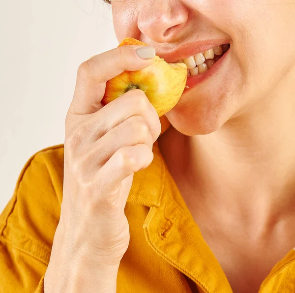 Kobieta Jabłka Zbliżenie Dłonie Usta Tło Kuchni — Zdjęcie stockowe