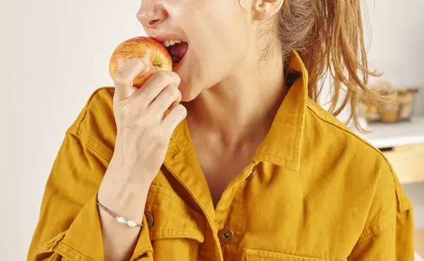 Mujer Comiendo Manzana Primer Plano Mano Boca Fondo Cocina —  Fotos de Stock