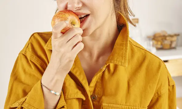 Mulher Comendo Maçã Close Mão Boca Fundo Cozinha — Fotografia de Stock